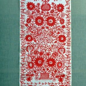 Біле полотно з вишитими червоними квітами