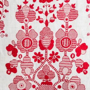 Біле полотно з вишитими червоними квітами