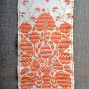 Біле полотно з вишитими оранжевими квітами