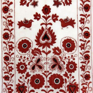 Біле полотно з вишитими червоними квітами