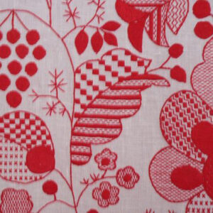 Біле полотно з вишитими червоними квітами